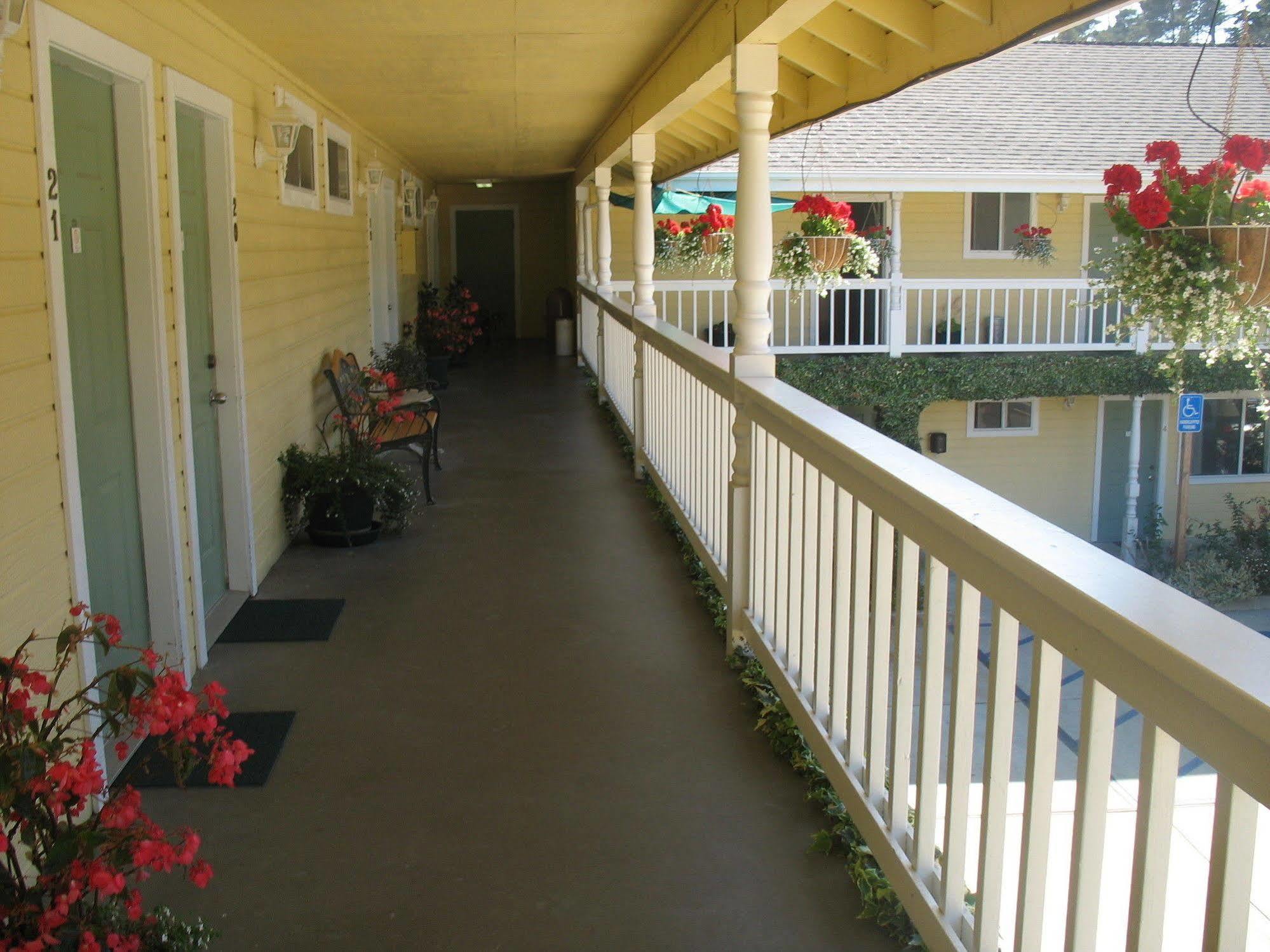 Creekside Inn Downtown Камбрия Екстериор снимка